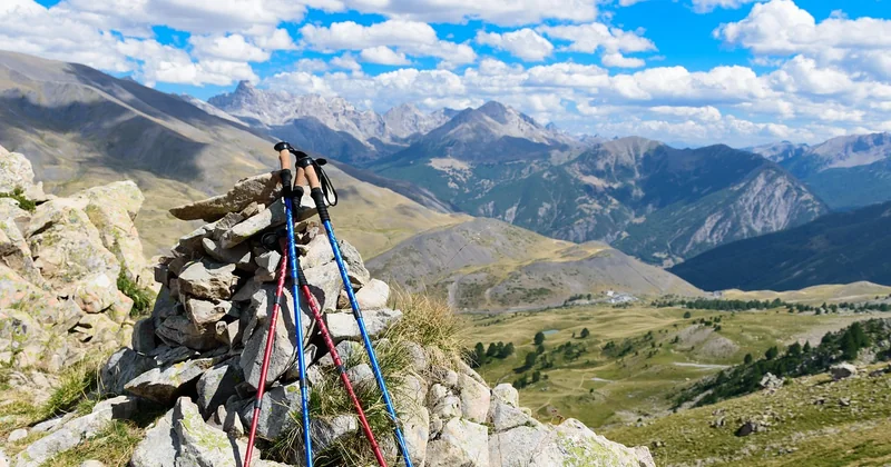 Comment marcher avec des bâtons : la technique qui change tout